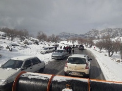 سرنشینان ۱۶ خودروی گرفتار در برف تاراز نجات یافتند