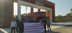 تجمع اعتراضی جمعی از پرسنل شهرداری آبژدان مقابل استانداری خوزستان