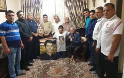 حسین عالی محمدی مدال خود را به پدر شهید ایمان قاضی اهداء نمود+تصاویر
