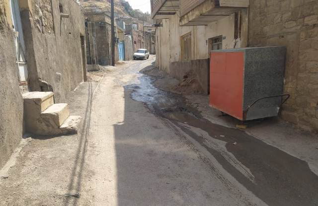 تخریب کانال فاضلاب و فرونشست آسفالت خیابان شهید هنری نمره ۱ مسجدسلیمان + تصاویر