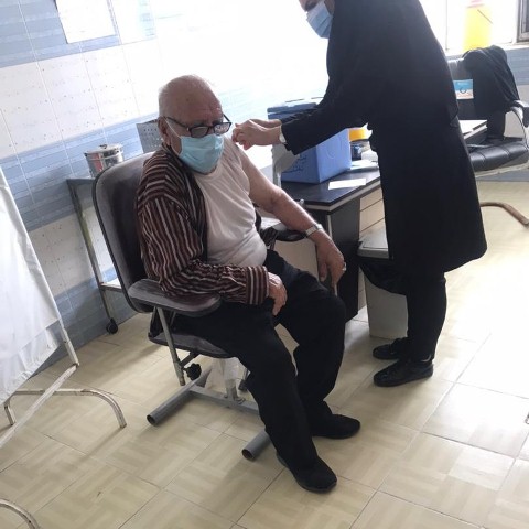 واکسیناسیون سالمندان بالای ۸۰ سال در مسجدسلیمان ادامه دارد+ تصاویر