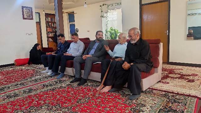 دیدار روسای اداره بنیاد شهید و برق مسجدسلیمان با خانواده های شهدا