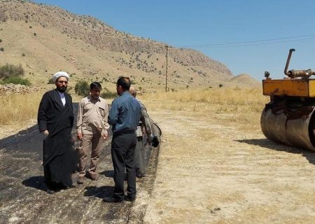 دادستان اندیکا از پروژه آسفالت مسیر دسترسی ۴۵ روستا بازدید کرد