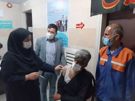 تزریق واکسن کرونا به ۲۰ نفر از پاکبانان شهرداری مسجدسلیمان/۱۶۰ نفر دیگر طی ۴ مرحله واکسینه خواهند شد