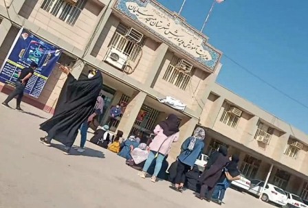 تجمع جمعی از دانش آموزان مسجدسلیمانی در اداره آموزش و پرورش و اعتراض به برگزاری آزمون حضوری پایه های نهم و دوازدهم